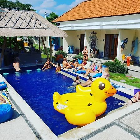 Castaway Hostel Canggu Buitenkant foto