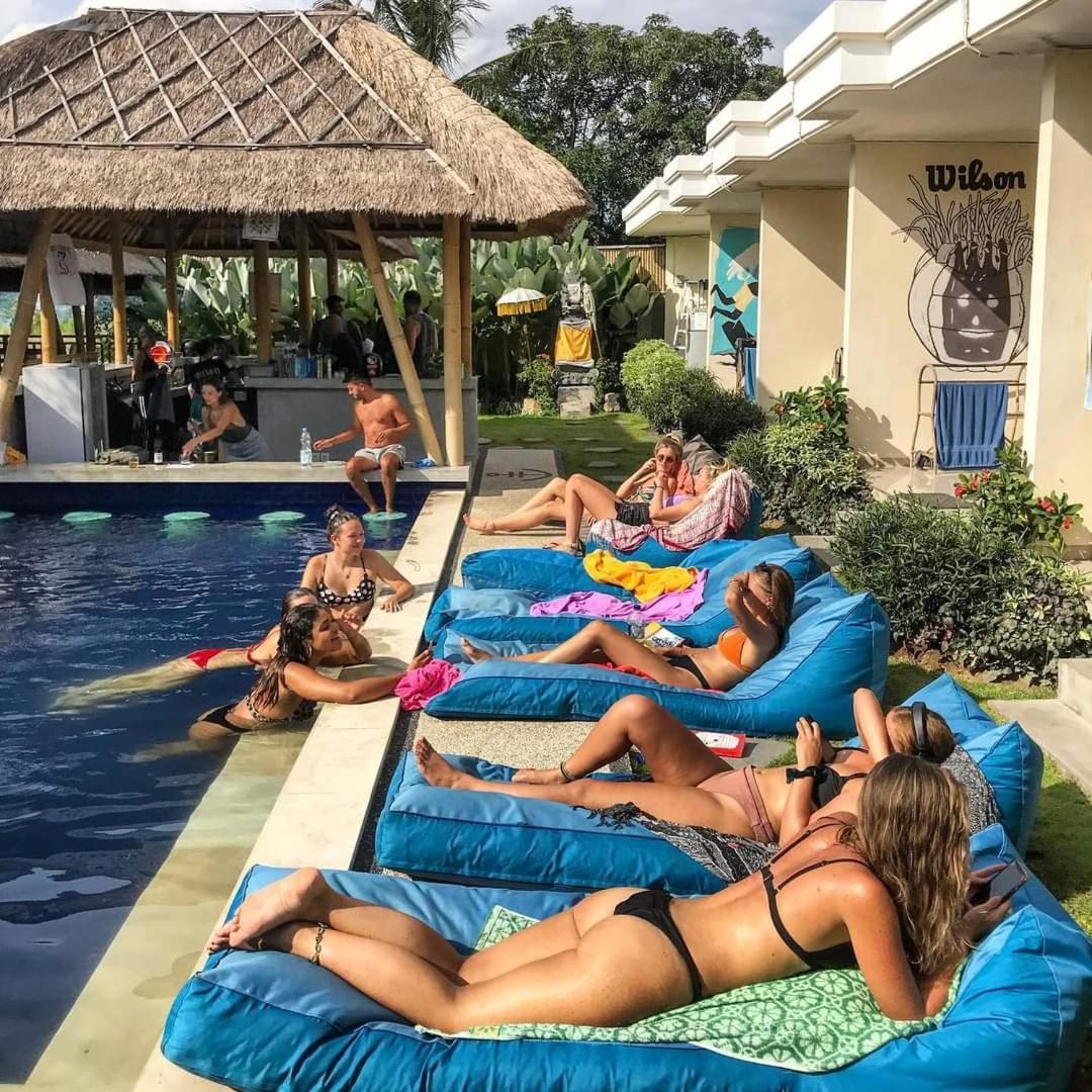 Castaway Hostel Canggu Buitenkant foto