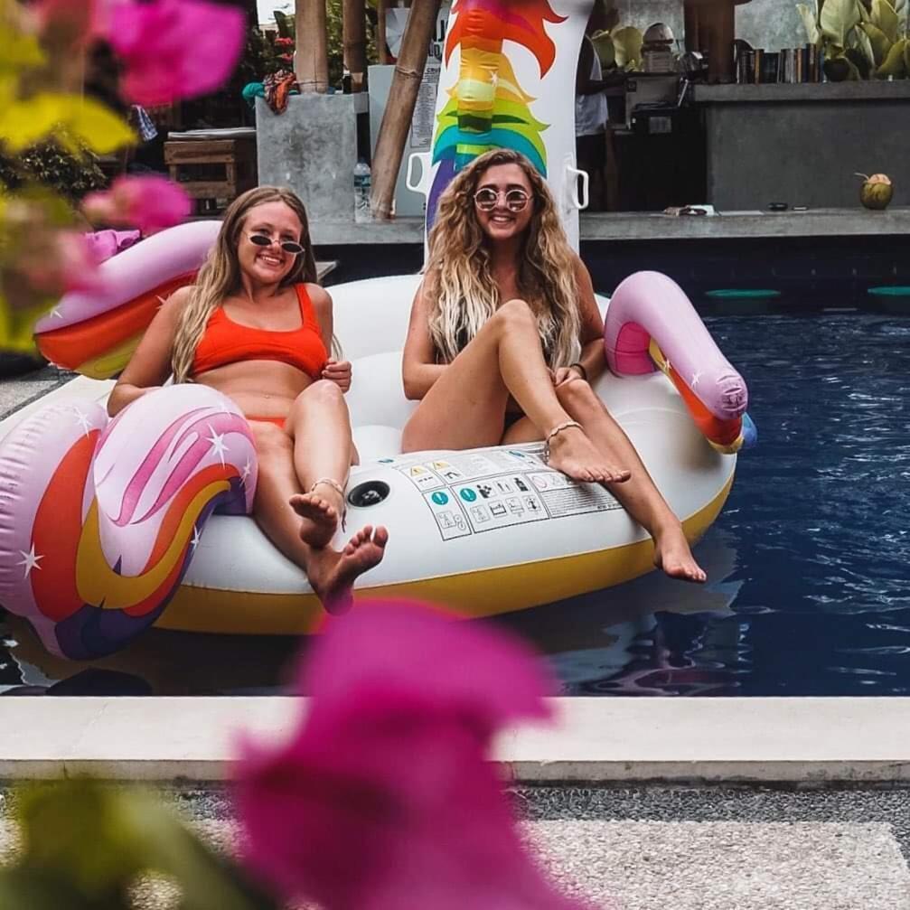 Castaway Hostel Canggu Buitenkant foto
