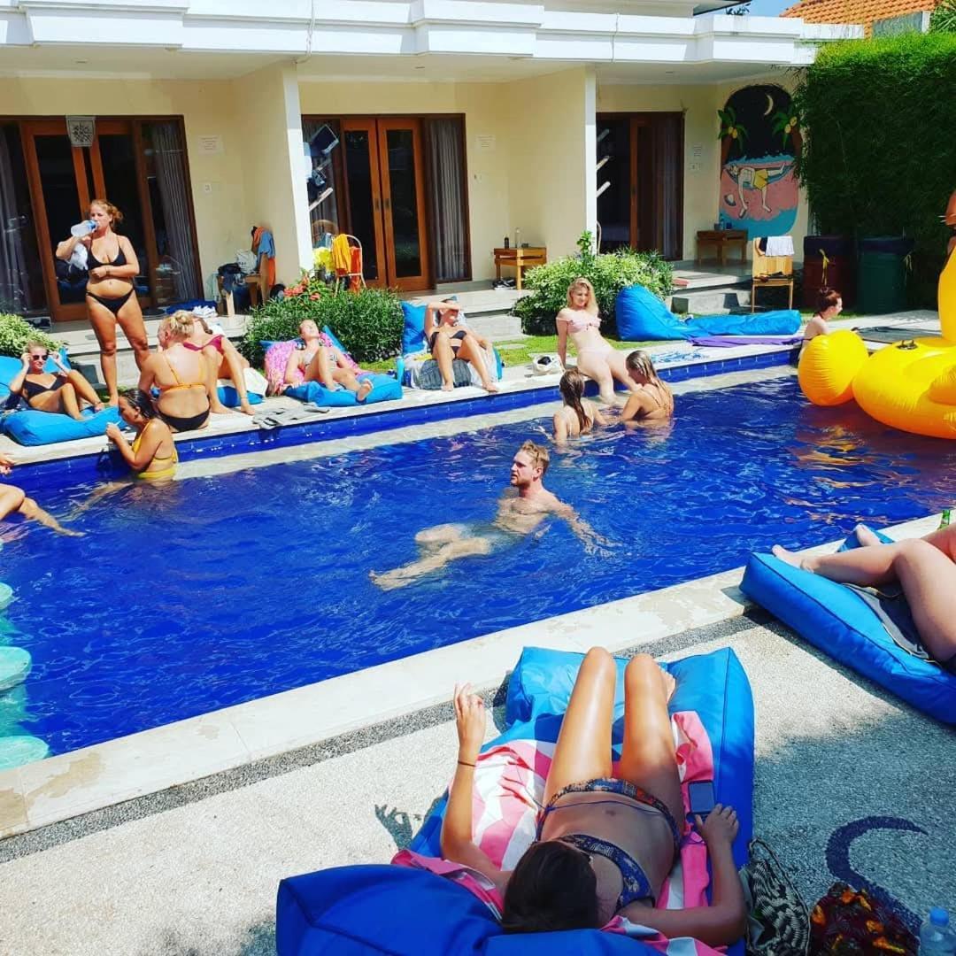 Castaway Hostel Canggu Buitenkant foto